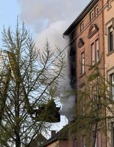 Die Feuerwehr bei den Löscharbeiten in der Weißenburger Straße in LD am Samstagmorgen.