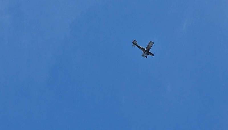Sind das 300 Meter Abstand zur Oberflläche der Innenstadt von BZA? 3 Runden hat der Flieger gezogen. Aber dass über dicht besiedeltem Gebiet gekreist werde, streitet zumindest mal der Aero-Club Schweighofen ab. Wir wissen nicht, ob der Flieger von dort gestartet ist. Foto. rw. 