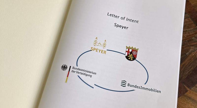 Die Vereinbarung zur Rückkehr der Bundeswehr nach SP. Unterzeichnet vom Verteidigungsministerium, dem Land RLP, der Stadt SP und der Verwaltung der Bundesimmobilien. 