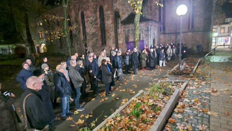 Rund 60 bis 70 Menschen kamen zum Gedenken an den Abbruch der Synagoge am heutigen Abend in BZA. Foto. rw. 