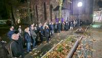Rund 60 bis 70 Menschen kamen zum Gedenken an den Abbruch der Synagoge am heutigen Abend in BZA. Foto. rw. 