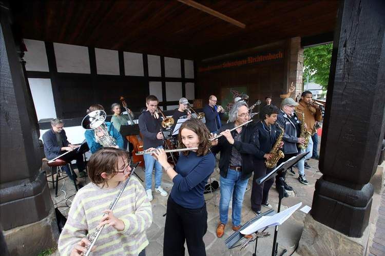 Die deutsch-französische Jazzband der Kreismusikschule SÜW unter der Leitung von Yves Bender und Thomas Weiland gab im Anschluss an die Eröffnung des Skulpturengartens am Deutschen Weintor in Schweigen-Rechtenbach ein Konzert. Foto. Björn Iversen. Pressefrei. 