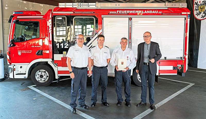 Der stellvertretende BKI Michael Bumb, BKI Stefan Krauch, Stefan Rebholz, der mit Silbernen Feuerwehr-Ehrenzeichen am Bande ausgezeichnet wurde, und Oberbürgermeister Dominik Geißler (v.l.n.r.) bei der Jahreshauptversammlung. Foto. Freiwillige Feuerwehr LD. Pressefrei.