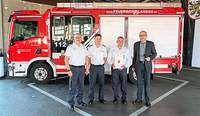 Der stellvertretende BKI Michael Bumb, BKI Stefan Krauch, Stefan Rebholz, der mit Silbernen Feuerwehr-Ehrenzeichen am Bande ausgezeichnet wurde, und Oberbürgermeister Dominik Geißler (v.l.n.r.) bei der Jahreshauptversammlung. Foto. Freiwillige Feuerwehr LD. Pressefrei.