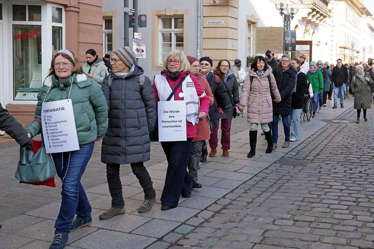 ... bewegte sich die Oma-gegen-Recht-Menschenkette durch die LDer Innenstadt ... Foto. Norman Krauß.