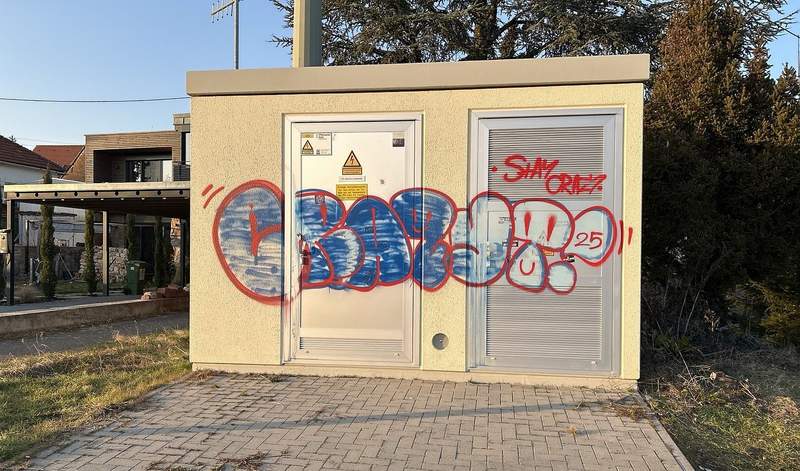 Heimgesucht. Von Sprayern. Stromhäuschen in Maikammer.