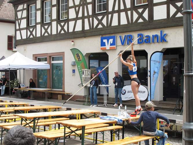 Stab aufgenommen. In Vorbereitung auf den Anlauf.