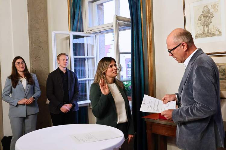Jennifer Braun wurde im Rahmen der jüngsten Stadtratssitzung als neue Beigeordnete von OB Dominik Geißler vereidigt. Foto. Stadt. LD. Frei. 