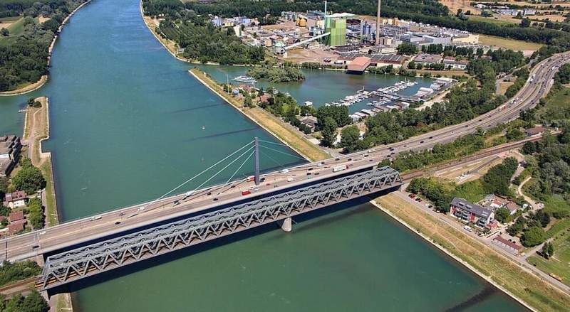 Zwischen KA und Südpfalz gibt es nur eine Brücke, die den Rhein überspannt. Seit Jahren wird über eine zweite Verbindung diskutiert.