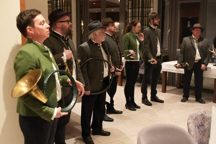 Standesgemäß. Die Jagdhorn-Bläsergruppe bei der Eröffnung der Wilden Wochen.