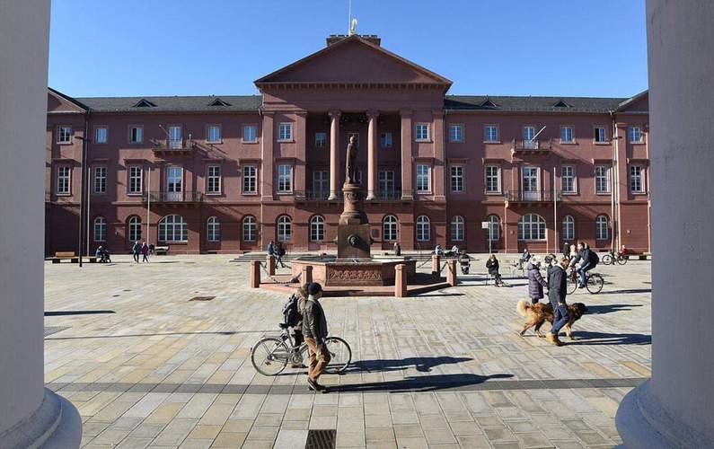 Über eine Haushaltssperre berät der Gemeinderat im März. Foto. Stadt KA. Monika Müller-Gmelin. Frei. 