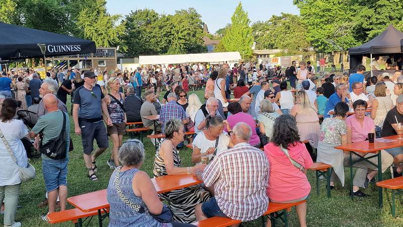 Richtig was los beim Kurpark-Fest in BZA im vergangenen Jahr. Und dieses Jahr könnte das Wetter nicht besser sein. Morgen, Freitag, 17 Uhr, geht es los. Foto. rw. 