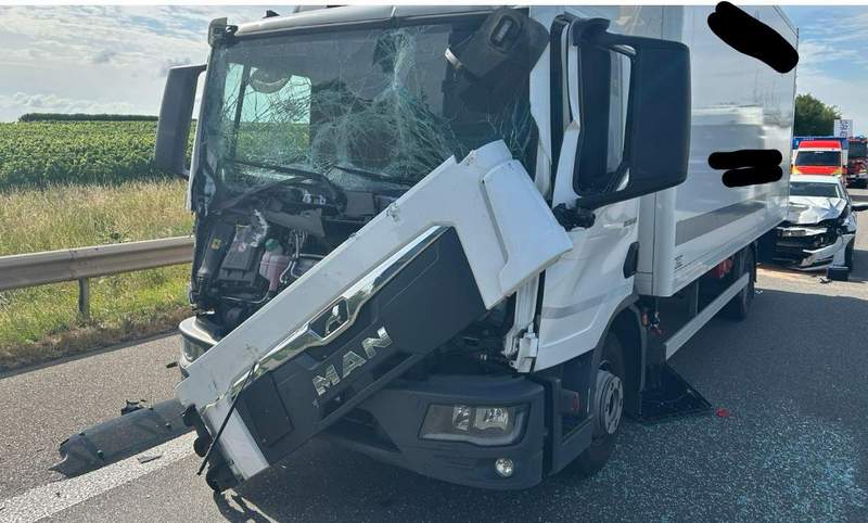... und den Lkw auf einen davor stehenden Lkw geschoben. 