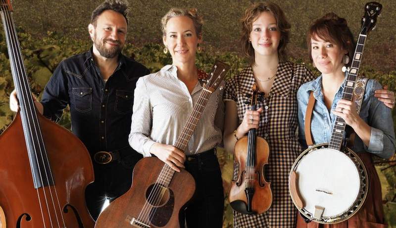 Die Band "Shooflies" aus Pennsylvania ist kommende Woche auf Pfalz-Tour mit alter Volks-/Folk-Musik uff Pälzisch. Auftakt ist in Kapellen-Drusweiler. Von links. Pete Gustavson, Brigitte Weinsteiger, Adelaide Gustavson und Erika Gustavson. Foto. PR. Pressefrei. 