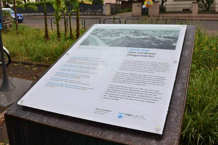 Die neue „Denk mal“-Tafel am Zoo in LD nimmt die Geschichte des Fliegerviertels in den Blick. Foto. Stadt. LD. Pressefrei. 