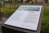 Die neue „Denk mal“-Tafel am Zoo in LD nimmt die Geschichte des Fliegerviertels in den Blick. Foto. Stadt. LD. Pressefrei. 