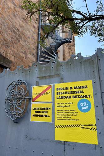 Auch in der Stadt LD wurde protestiert. Hier mit Plakaten in Sachen Kitas. Foto. Stadt. LD. Frei. 