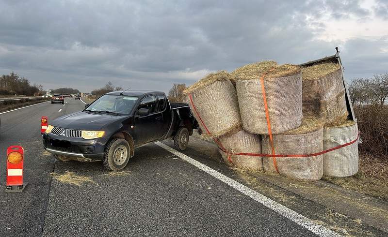Sorgte für etwas Stress auf der A 65. "Entgleiste" Strohrollen.