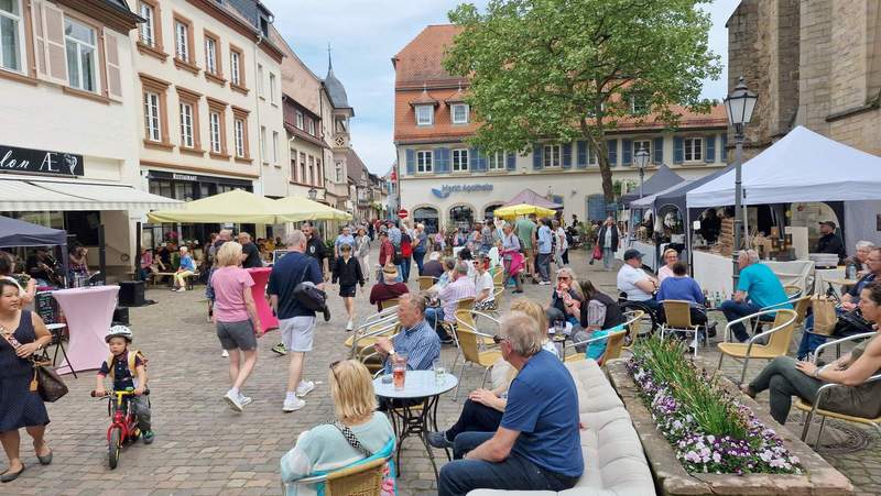 Quasi aus dem Stand heraus haben die Pop-up-Stand-Betreiber auf dem Marktplatz in BZA einen zweiten Hot Spot begründet. Auch hier richtig was los am heutigen Sonntagmittag. Foto. rw. 