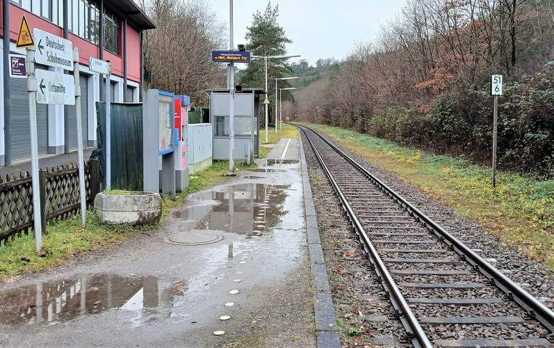 Der Haltepunkt Hauenstein an der von der DB betriebenen Linie PS-LD (RB 55). Kommentar aus einem angrenzenden Verkehrsverbund. „Bei uns sieht keine Haltestelle so aus". | Foto. W. G. Stähle.