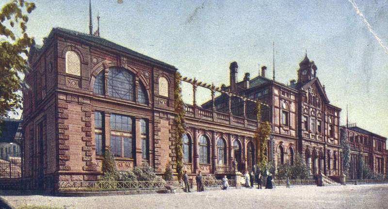 Zu Beginn des 20. Jahrhunderts wurde in PS ein repräsentatives Bahnhofsgebäude errichtet, das vom Selbstbewusstsein der aufstrebenden Schuhmetropole zeugte. Foto. Sammlung Stadtarchiv. PS. Frei. 