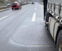 Bei dem Pannen-Lkw am gestrigen Mittwochmittag auf der B 10 bei LD lief Diesel-Kraftstoff auf die Fahrbahn. 