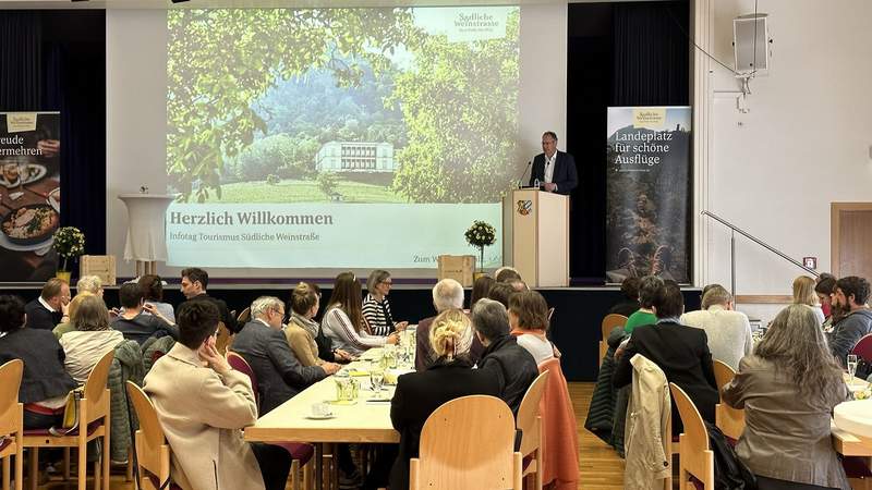 Einmal im Jahr laden die Vereine SÜW und Pfalz-Touristik zum Info-Tag in der SÜW ein. Diesesmal wird Landrat Dietmar Seefeldt die Teilnehmer in der Wasgau-Halle in Kapellen-Drusweiler begrüßen. Archivfoto. Verein SÜW. Pressefrei.