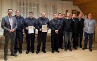 Von links. Bürgermeister Christian Burkhart, Wehrleiter Bernd Pietsch, Wehrführer Markus Schlinck, der stellvertretende Wehrführer Werner Mandery, Ortsbürgermeister Stephan Platz (rechts) mit Feuerwehrkameraden. Foto. VG. Annweiler. Frei.