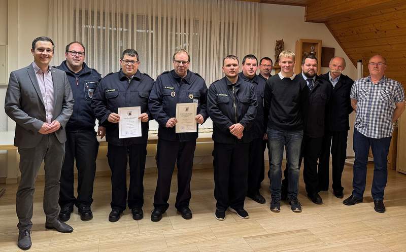 Von links. Bürgermeister Christian Burkhart, Wehrleiter Bernd Pietsch, Wehrführer Markus Schlinck, der stellvertretende Wehrführer Werner Mandery, Ortsbürgermeister Stephan Platz (rechts) mit Feuerwehrkameraden. Foto. VG. Annweiler. Frei.