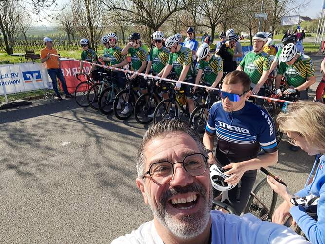 ... De Pfeffers Bernd macht noch einen Schnappschuss von seinem Team ...
