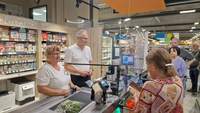 SÜW-Landrat Dietmar Seefeldt bei seiner alljährlichen Supermarkt-Abkassier-Aktion im SBK-Markt in BZA am heutigen Donnerstagnachmittag. Vorne rechts gerade abgezogen: Südpfalz-Thermen-Geschäftsführerin Sandra Reichenbacher. Foto. rw. 