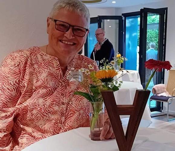 Die Preisträgerin Walburga Wintergerst mit ihrem Preis. Foto. Privat. Pressefrei.