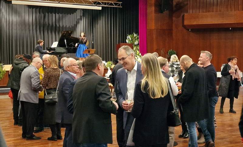Neben VG-Bürgermeisterin Kathrin Flory, MdL Sven Koch war auch SÜW-Landrat Dietmar Seefeldt (Mitte) unter den Gästen. Foto. rw. 