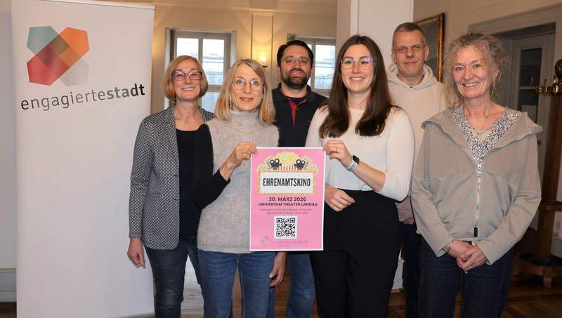 Beigeordnete Lena Dürphold (3. v. r.) und Ehrenamtsbeauftragte der Stadt, Angelika Kemmler (2.v.l.), freuen sich gemeinsam mit Susanne Hassinger-Theobald und Rudolf Biemel vom Bethesda Landau, Lars Pfeifer vom Universum Theater sowie Bettina Rieger vom CBF (v.l.n.r.) auf das Ehrenamtskino. Foto. Stadt. Landau. Frei. 