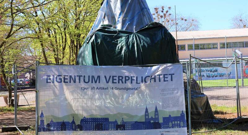 „Eigentum verpflichtet“. Auch beim Glockenturm des LDer Max-Slevogt-Gymnasiums. Foto. Stadt. LD. Frei. 
