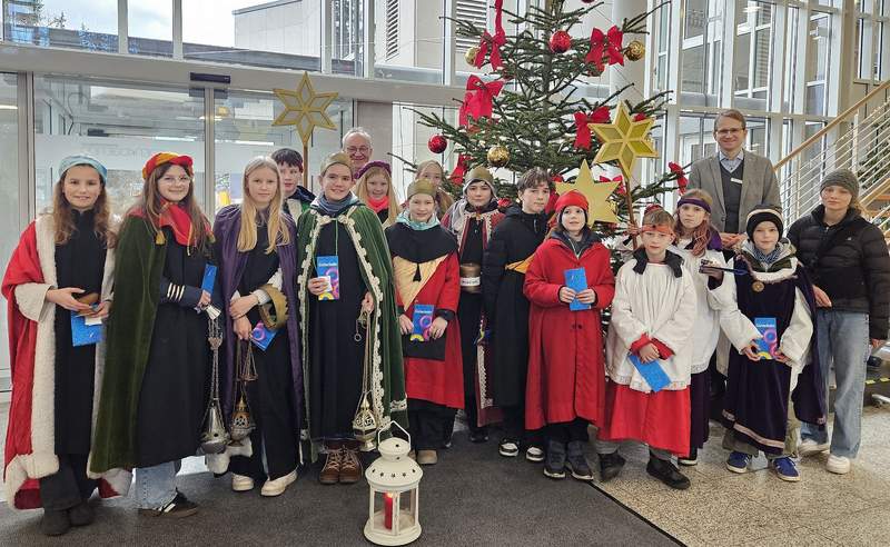 Die Sternsinger aus Weyher geben sich im VG-Rathaus am gestrigen 6. Januar ein Stelldichein. Foto. VG. Edenkoben.