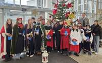 Die Sternsinger aus Weyher geben sich im VG-Rathaus am gestrigen 6. Januar ein Stelldichein. Foto. VG. Edenkoben.