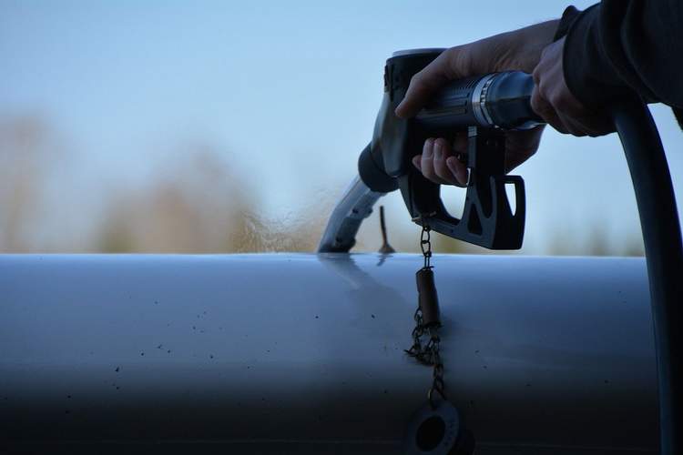 Vorgefahren. Getankt. Weggefahren. Passiert in LD. Und keine Kennzeichen am Auto.
