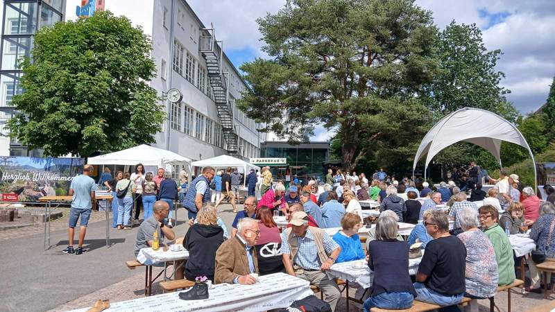 Gut besucht. Das „Jubiläumsfest 30 Jahre Deutsches Schuhmuseum Hauenstein" am WE. Foto. W. G. Stähle.