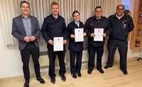 Bürgermeister Christian Burkhart, Wehrleiter Bernd Pietsch (rechts), Wehrführer Markus Schlinck (2.v.r.), Christian Hammer (2.v.l.) und Paulina Martin (Mitte). Foto. VG. Frei. 
