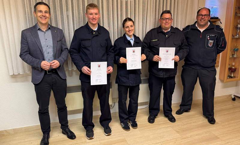 Bürgermeister Christian Burkhart, Wehrleiter Bernd Pietsch (rechts), Wehrführer Markus Schlinck (2.v.r.), Christian Hammer (2.v.l.) und Paulina Martin (Mitte). Foto. VG. Frei. 