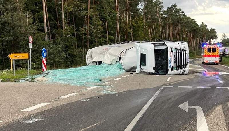 Der Schaden liegt im fünfstelligen Bereich. So die Polizei. Umgekippter Lkw bei Berg. Beladen mit Glas.