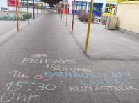 Aufruf zur Teilnahme an der nächsten Friday-for-Future-Kundgebung in LD am kommenden Freitag, 14. Februar. In Großbuchstaben auf dem Schulweg der Böhämmer-Grundschüler in BZA zu ihren Klassenräumen. Aufgetragen an diesem WE. Da sind jetzt mal die Schulleitungen gefordert. Foto. sp. 