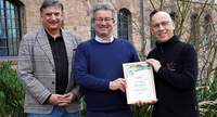 Auf dem „Teufelspfad" wird weiterhin auf Premium-Niveau gewandert. Darüber freuen sich Manuel Andrack (Mitte) vom Deutschen Wanderinstitut, der die Urkunde an Stadtmarketing-Chef Rolf Schlicher (links) und Mitarbeiter Götz Krämer übergeben hat, der für das Thema Wandern zuständig ist. Foto. Stadt. PS. Sabine Reiser.