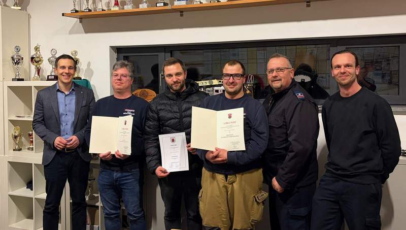 Bürgermeister Christian Burkhart (links), Wehrführer Andreas Thomalla (2.v.r.) und der stellvertretende Wehrführer Sebastian Wüst (rechts) mit nachträglich beförderten und geehrten Feuerwehrleuten. Foto. VG. Frei. 