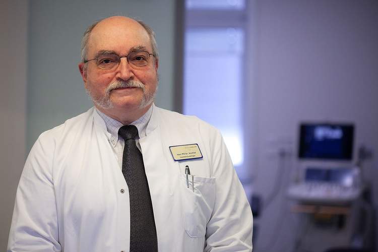 Chefarzt Dr. med. Stefan Vonhof referiert über das Herz und seine Anfälligkeiten.