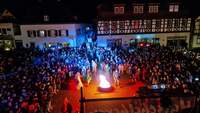 Das Hexenfeuer brennt auf dem Schlossvorplatz in BZA. Hier in 2025. Foto. rw.