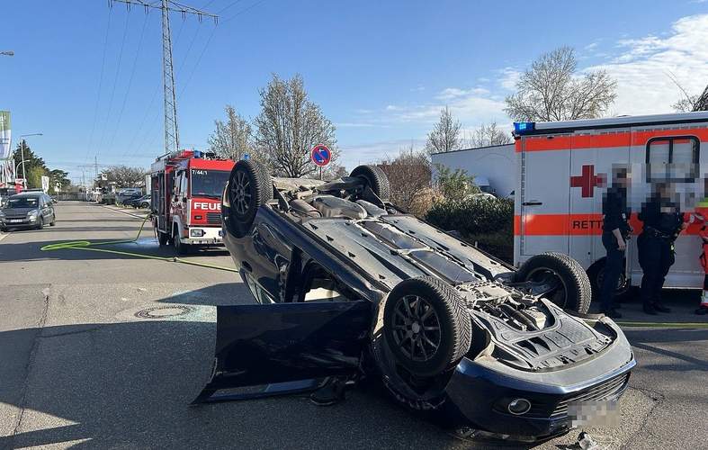 Dachlandung in NW. Nach einer Kollision mit einem geparkten Wagen. Der Unfallfahrer erlitt Prellungen, sein Wagen einen Totalschaden. 