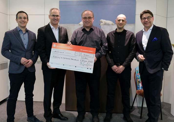 Von links. Christian Burkhart, Dietmar Seefeldt, Harald Jentzer, Andre Schuster und Thomas Hirsch bei der Übergabe des symbolischen Schecks. Foto. KV. SÜW. Frei.