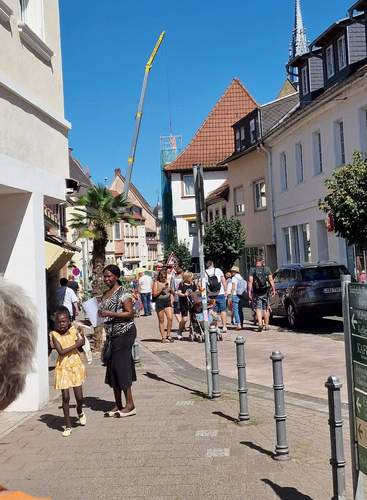 Alte Turmspitze rechts und junger Mega-Kran links. Auf dem Marktplatz in BZA am heutigen Sonntag. Foto. rw. 